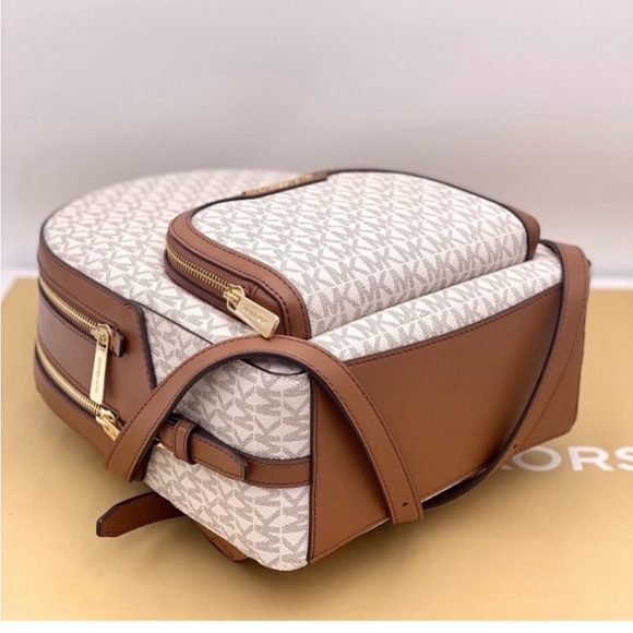 MICHAEL KORS
JAYCEE MEDIUM
BACKPACK and Wallet Set
VANILLA - Picture 9 of 13